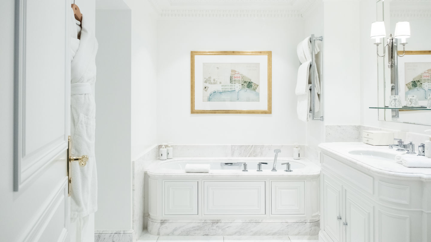 Bathroom of the Superior City and Garden View Room at Beau-Rivage Palace in Lausanne