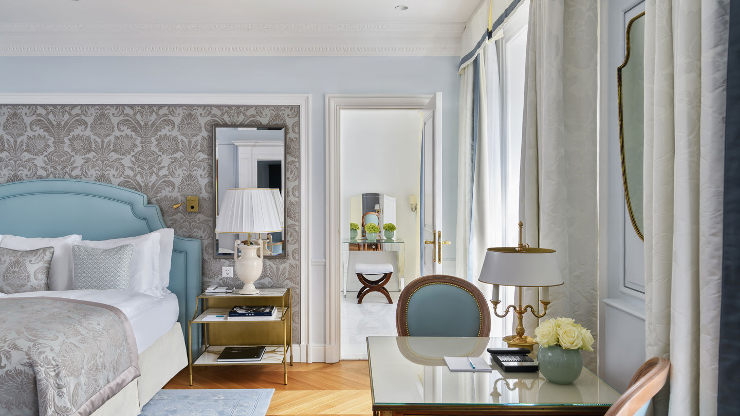 Bedroom and batthroom of the Junior Suite Beau-Rivage Room at Beau-Rivage Palace in Lausanne