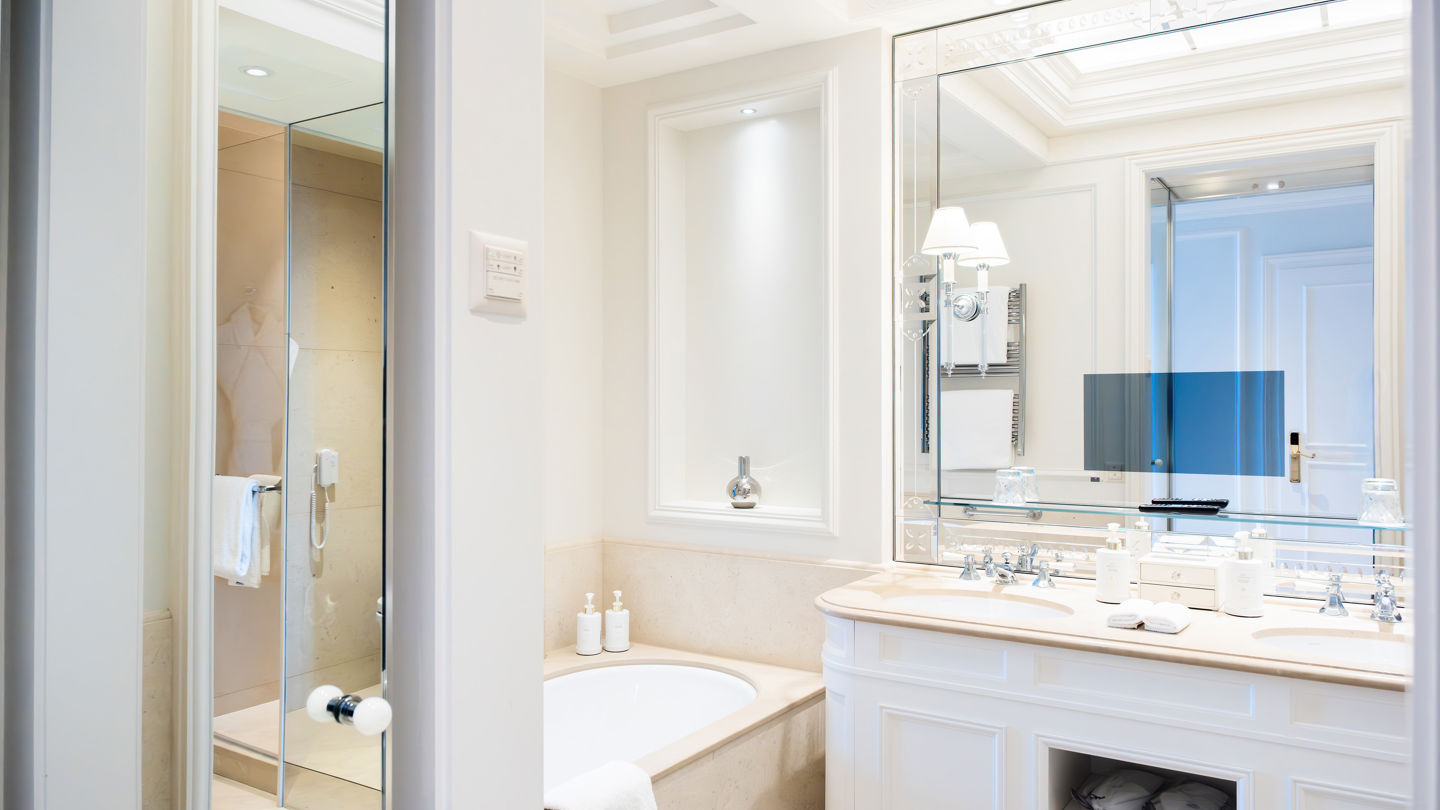 Bathroom of the Superior Lake and Alps View Room at Beau-Rivage Palace in Lausanne