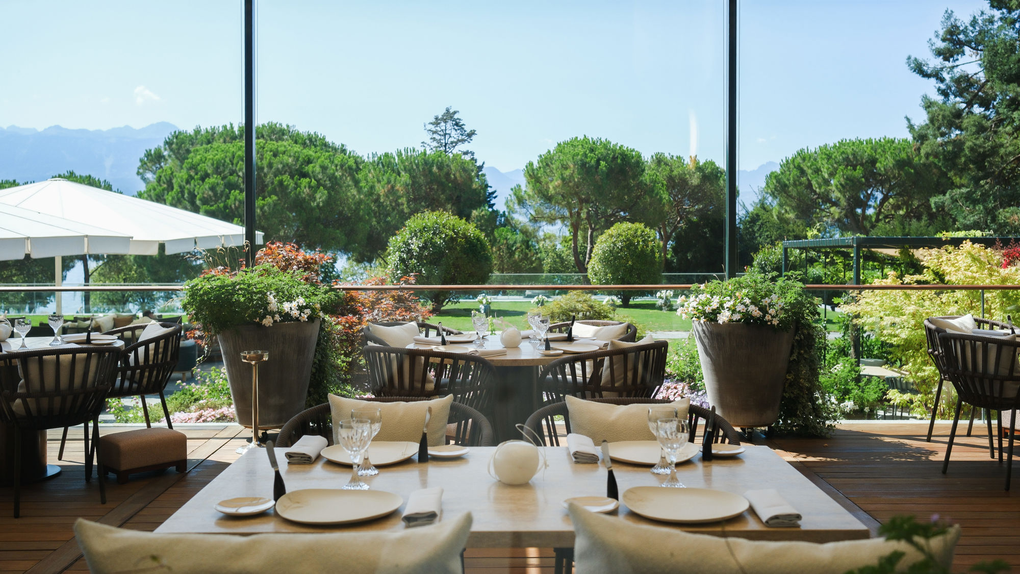 beau-rivage-palace-pic-terrasse-lac-leman-07.jpg