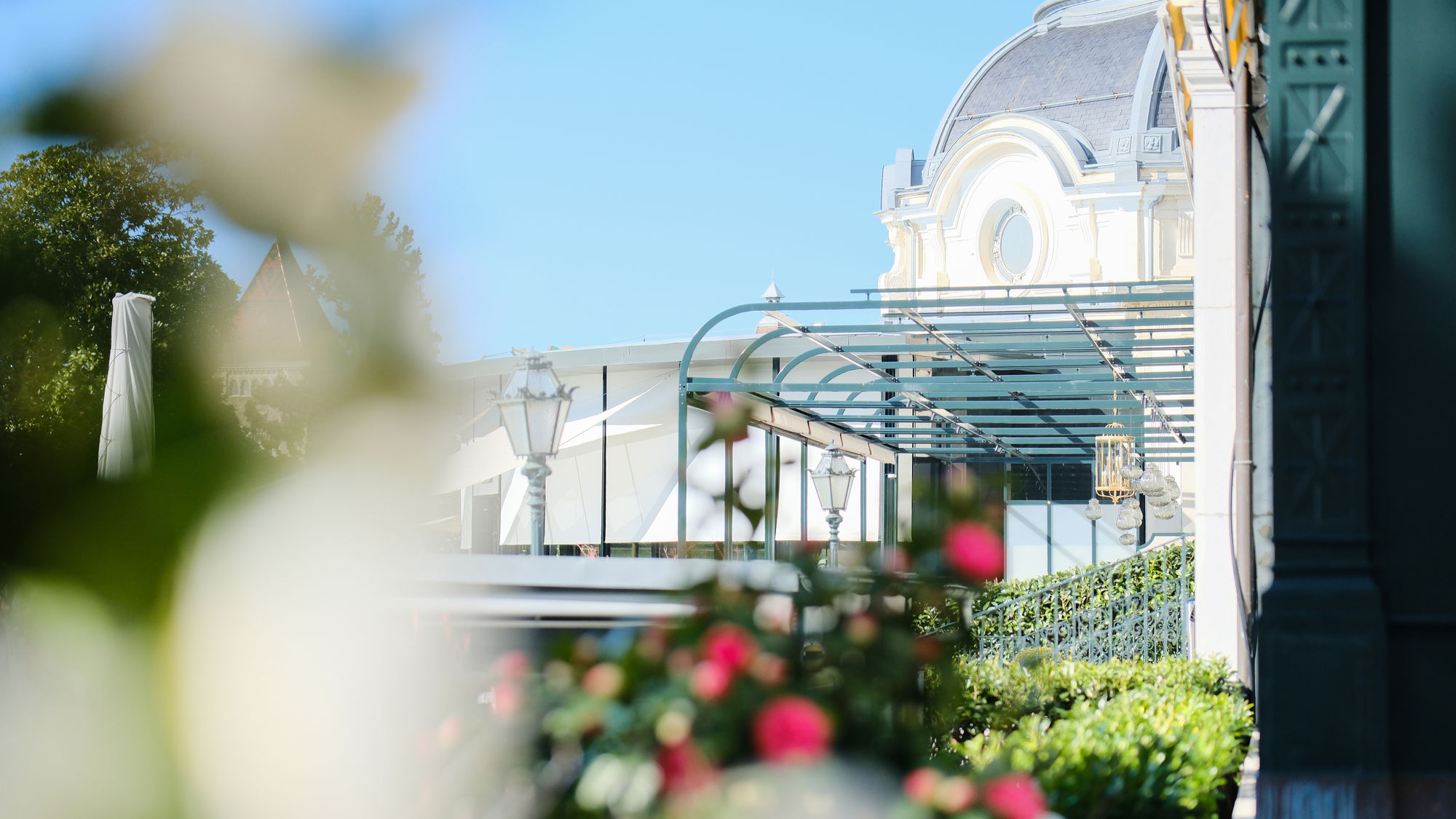 beau-rivage-palace-jardin-terrasse-printemps-01.jpg