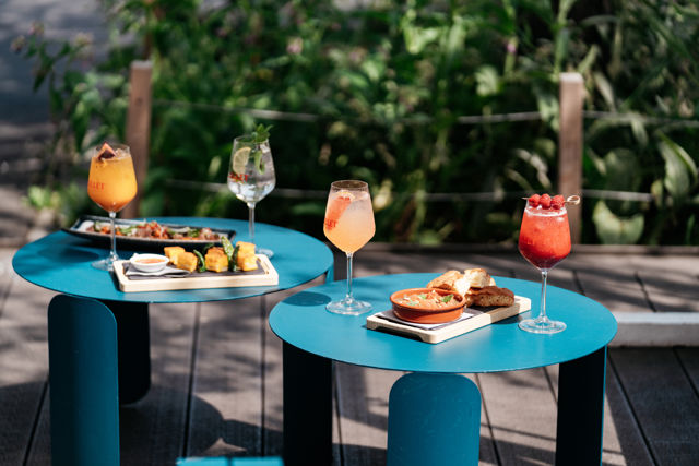 Bar et terrasse du Château d’Ouchy à Lausanne Ouchy avec cocktails maison, spiritueux premium et ambiance élégante face aux murs en pierres grises au bord du lac Léman, hôtel 4 étoiles en Suisse avec design contemporain et espace billard convivial