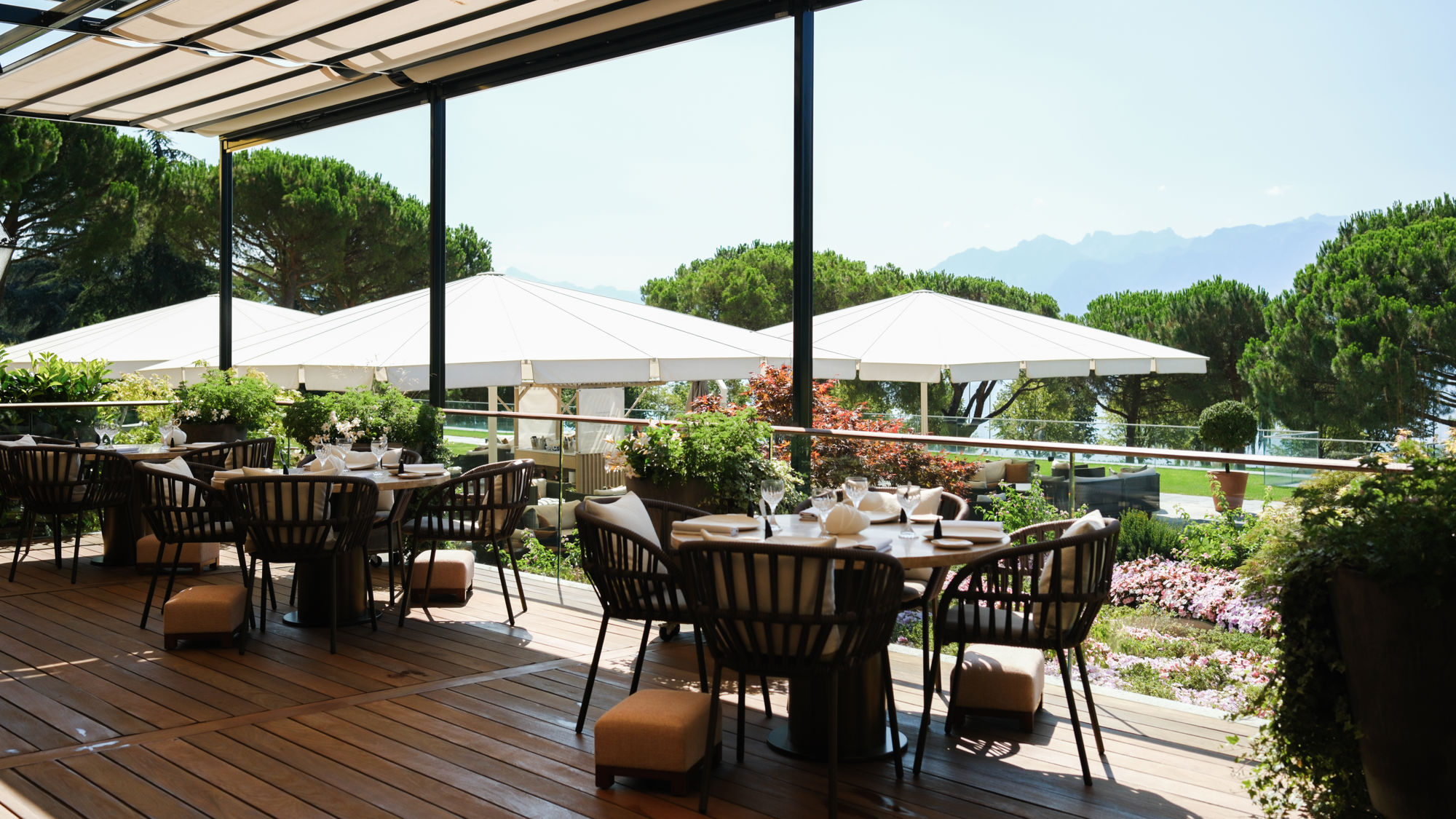 beau-rivage-palace-pic-terrasse-lac-leman-04.jpg