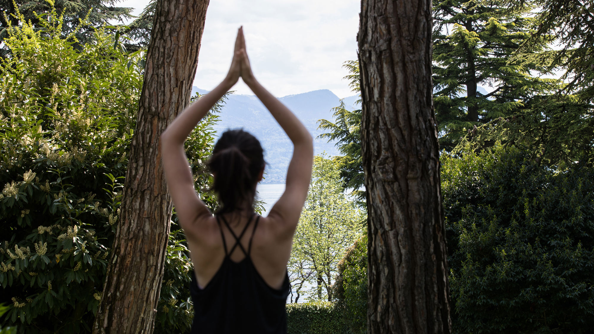 beau-rivage-palace-yoga-exterieur-parc-02.jpg