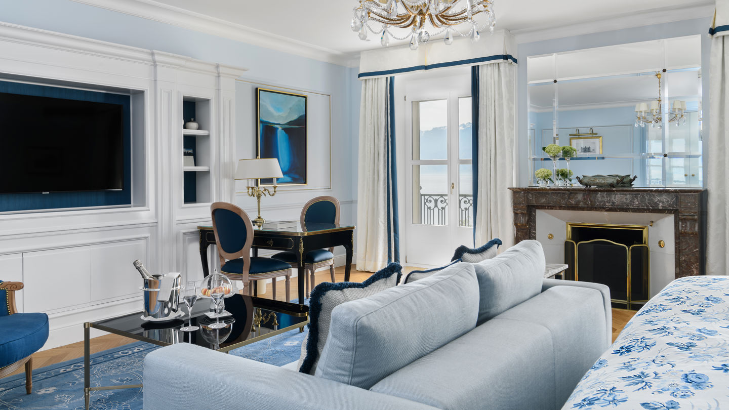 Lounge area of the Junior Suite Beau-Rivage Room at Beau-Rivage Palace in Lausanne overlooking the lake and the Alps