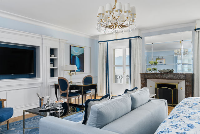 Lounge area of the Junior Suite Beau-Rivage Room at Beau-Rivage Palace in Lausanne overlooking the lake and the Alps