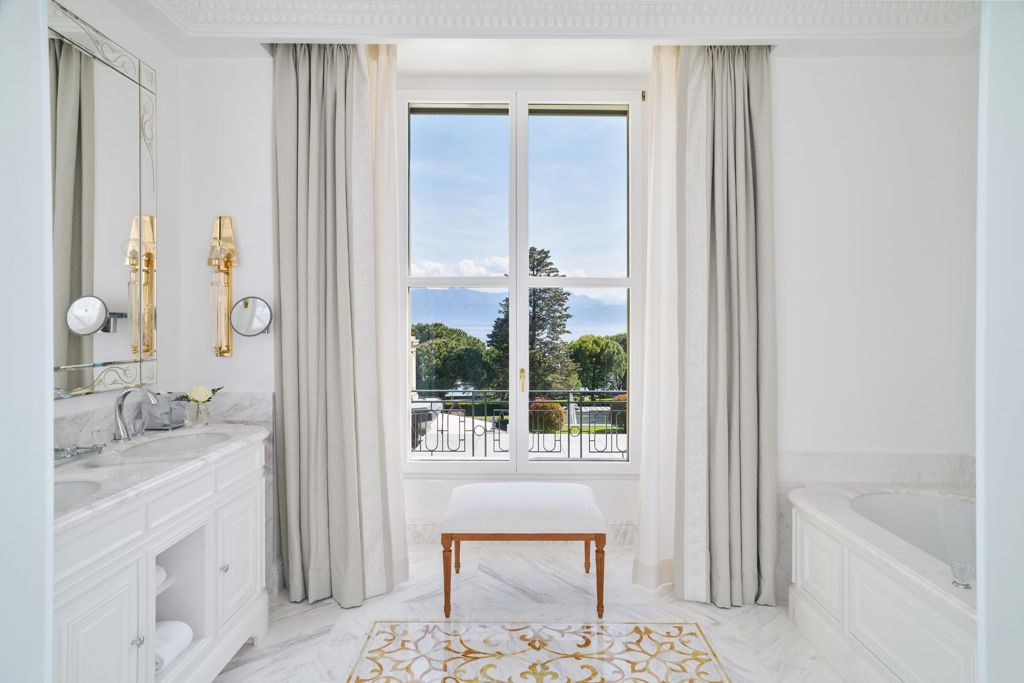 Luxurious bathroom of the Imperial Suite at Beau-Rivage Palace in Lausanne, featuring an elegant interior and refined atmosphere; luxury hotel in Lausanne and 5-star palace hotel in Lausanne Ouchy on the shores of Lake Geneva for an exclusive experience and premium stay.
