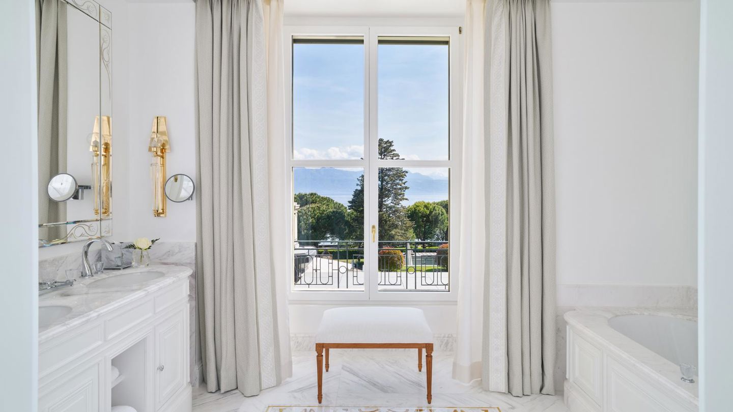 Luxurious bathroom of the Imperial Suite at Beau-Rivage Palace in Lausanne, featuring an elegant interior and refined atmosphere; luxury hotel in Lausanne and 5-star palace hotel in Lausanne Ouchy on the shores of Lake Geneva for an exclusive experience and premium stay.