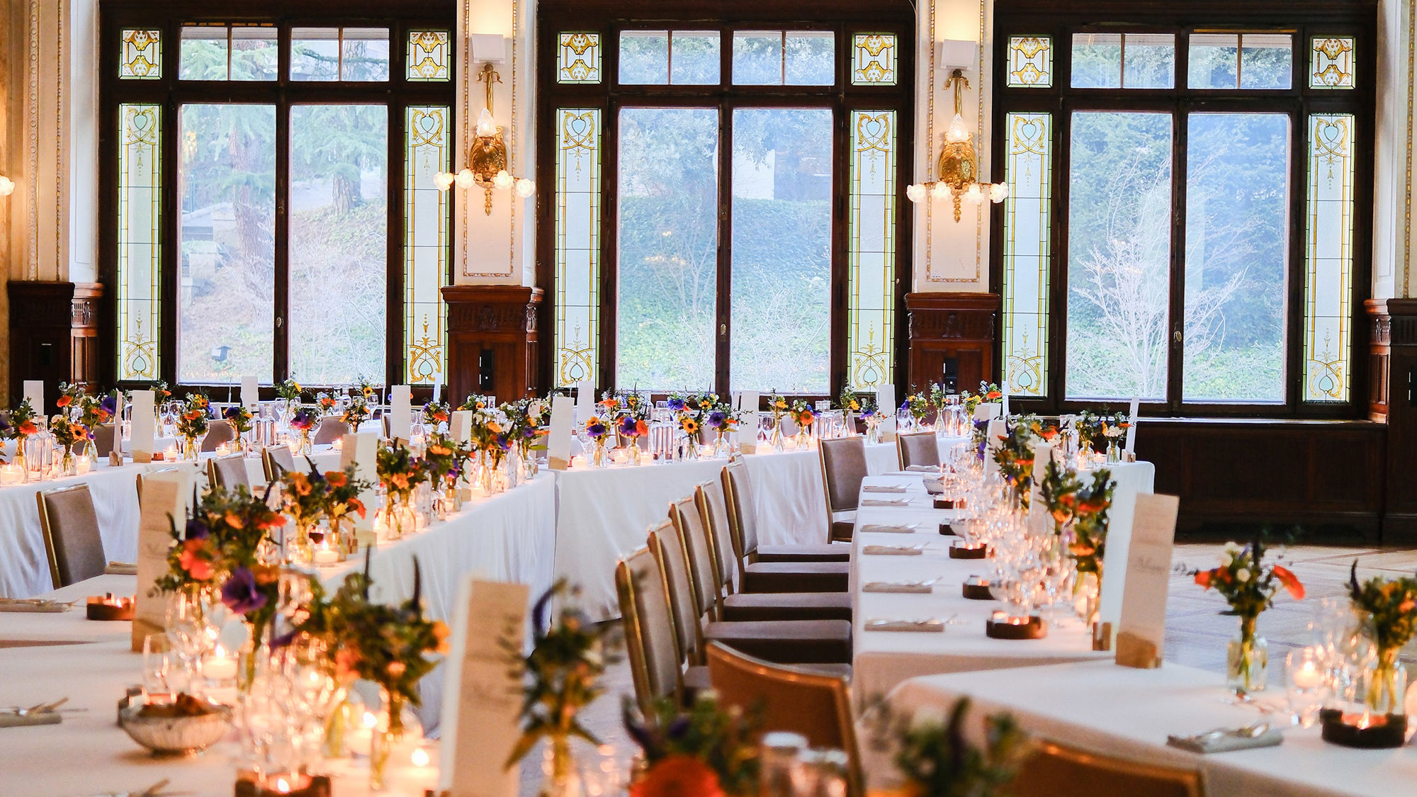 Table élégamment dressée au Beau-Rivage Palace Lausanne avec art de la table raffiné, décoration soignée et cadre prestigieux pour banquet, mariage et réception d’exception dans un hôtel de luxe et palace 5 étoiles à Lausanne Ouchy au bord du lac Léman