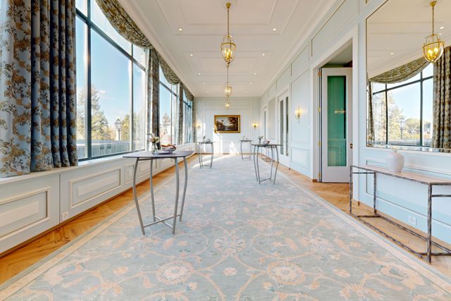 Salon Hermitage du Beau-Rivage Palace Lausanne ouvert sur le lac Léman et les Alpes, espace événementiel élégant utilisable seul ou avec le Salon Romain pour conférences, réceptions et événements privés ou professionnels dans un hôtel de luxe à Lausanne Ouchy