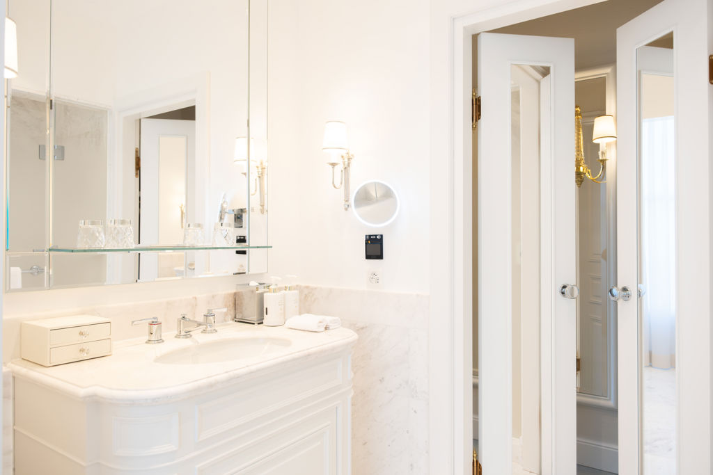 Bathroom of the Superior City and Garden View Room at Beau-Rivage Palace in Lausanne