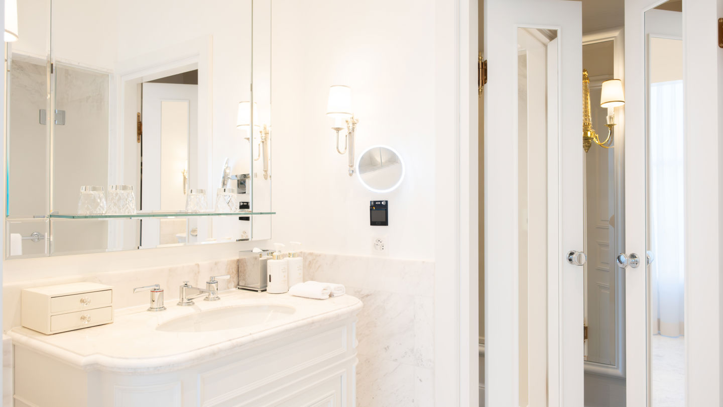 Bathroom of the Superior City and Garden View Room at Beau-Rivage Palace in Lausanne
