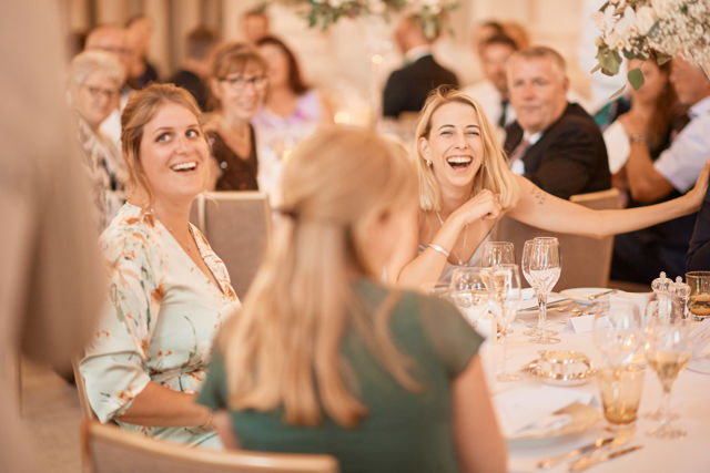 Invités partageant un moment convivial lors d’une réception de mariage au Beau-Rivage Palace Lausanne, dîner festif et célébration élégante dans un palace 5 étoiles