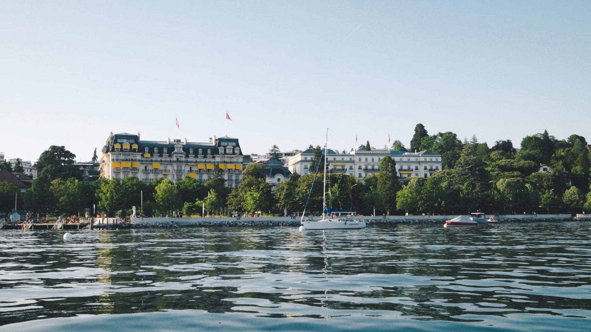 beau-rivage-palace-facade-vue-lac-02.jpg