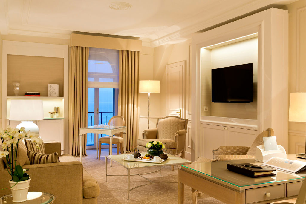 Lounge area of the Junior Suite Léman Room at Beau-Rivage Palace in Lausanne overlooking the lake and the Alps