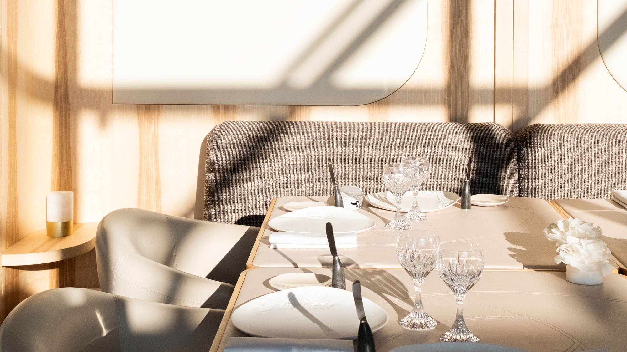 Intérieur du restaurant Anne-Sophie Pic au Beau-Rivage Palace Lausanne, restaurant gastronomique dans un hôtel de luxe et palace 5 étoiles à Lausanne Ouchy, expérience culinaire raffinée au bord du lac Léman