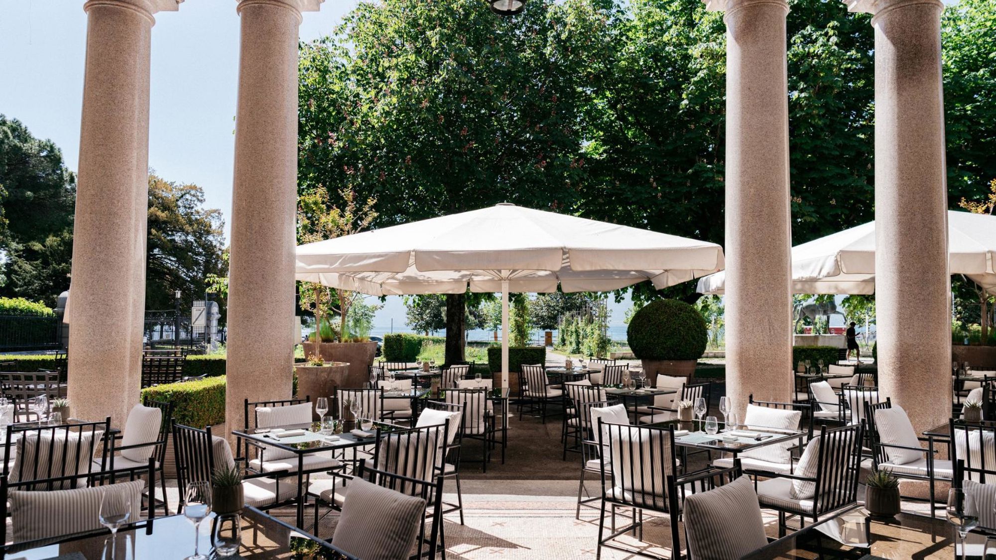 beau-rivage-palace-kaigan-terrasse-parasols-lac-09.jpg