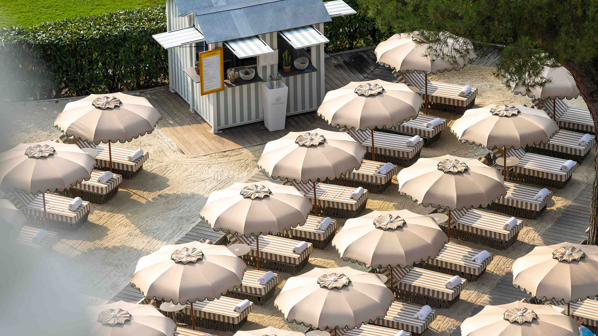 Plage au bord du lac Léman à Lausanne Ouchy avec ambiance estivale et détente en Suisse, proche du Beau-Rivage Palace, hôtel de luxe à Lausanne et palace 5 étoiles pour séjour leisure, bien-être et expérience premium au bord du lac