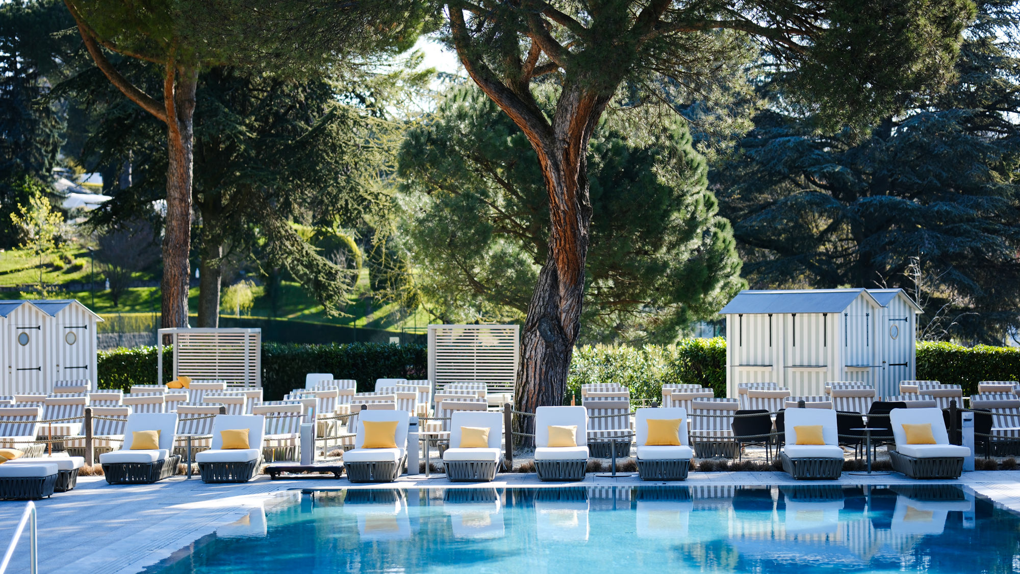 beau-rivage-palace-piscine-pins-parasols-02.jpg