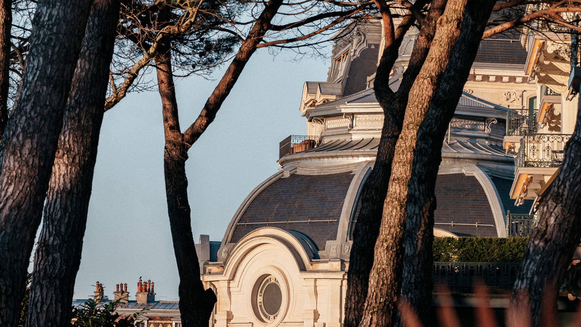 beau-rivage-palace-facade-lumiere-soir-detail-21.jpg