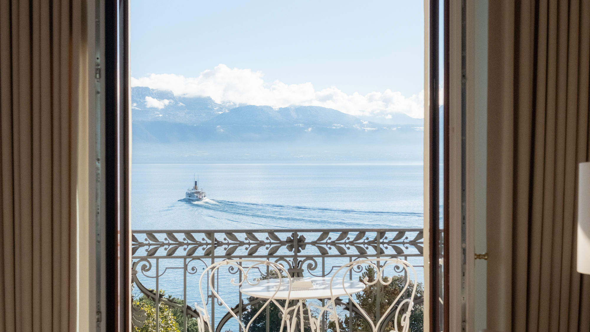 beau-rivage-palace-suite-vue-lac-bateau-13.jpg