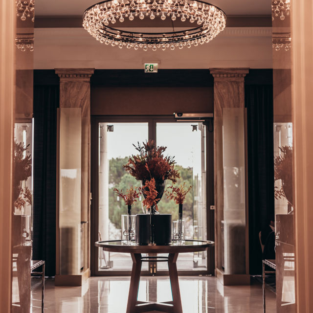 Lobby élégant du Beau-Rivage Palace Lausanne avec lumière naturelle et vue raffinée dans un hôtel de luxe à Lausanne et palace 5 étoiles à Lausanne Ouchy au bord du lac Léman