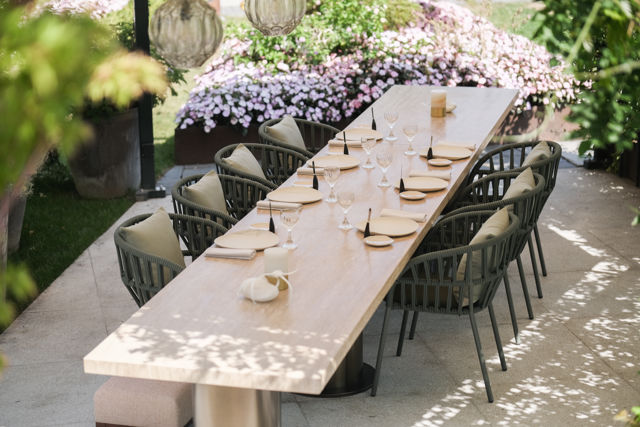 Grande table sur la terrasse du restaurant Anne-Sophie Pic au Beau-Rivage Palace Lausanne face aux jardins et au lac Léman, expérience gastronomique en plein air, art de vivre et élégance dans un hôtel de luxe et palace 5 étoiles à Lausanne Ouchy