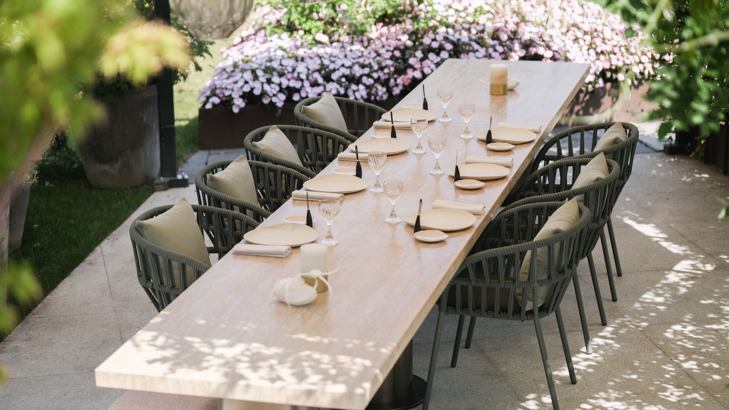 Grande table sur la terrasse du restaurant Anne-Sophie Pic au Beau-Rivage Palace Lausanne face aux jardins et au lac Léman, expérience gastronomique en plein air, art de vivre et élégance dans un hôtel de luxe et palace 5 étoiles à Lausanne Ouchy