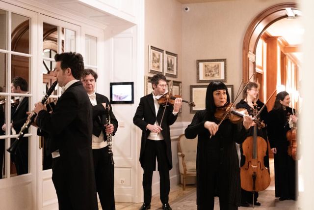 Renaud Capuçon entouré des musiciens de l’Orchestre de Chambre de Lausanne lors du Grand Concert au Beau-Rivage Palace Lausanne, expérience musicale d’exception dans l’élégant cadre du palace au bord du lac Léman