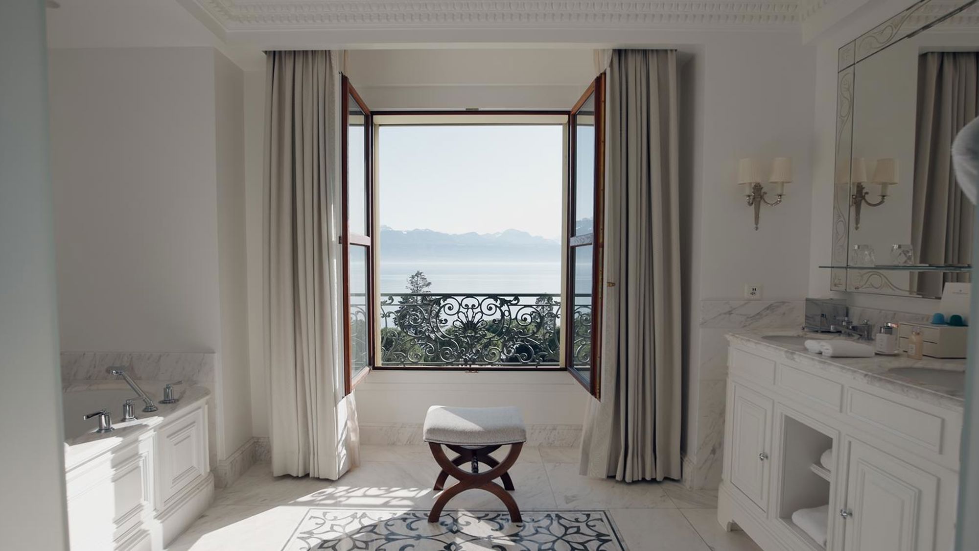 beau-rivage-palace-salle-bains-vue-lac-01.jpg