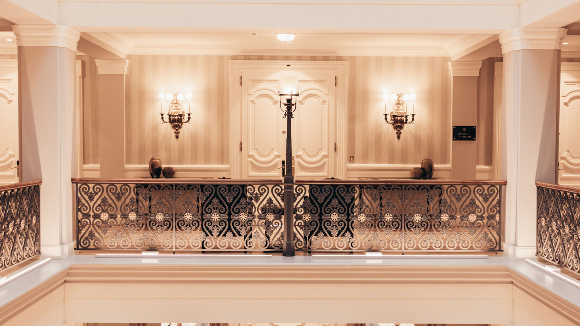 beau-rivage-palace-escaliers-couloir-detail-33.jpg