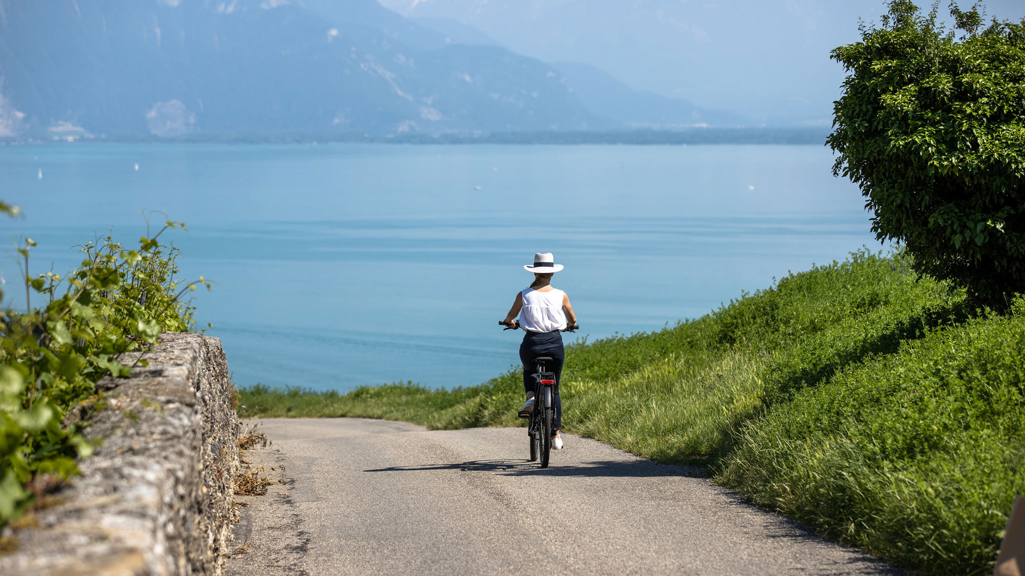 lavaux-femme-velo-vignoble-02.jpg