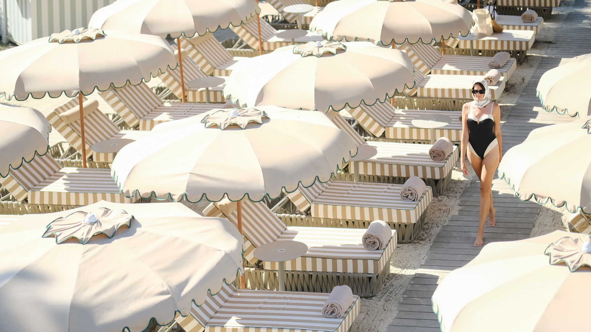 beau-rivage-palace-plage-parasols-01.jpg