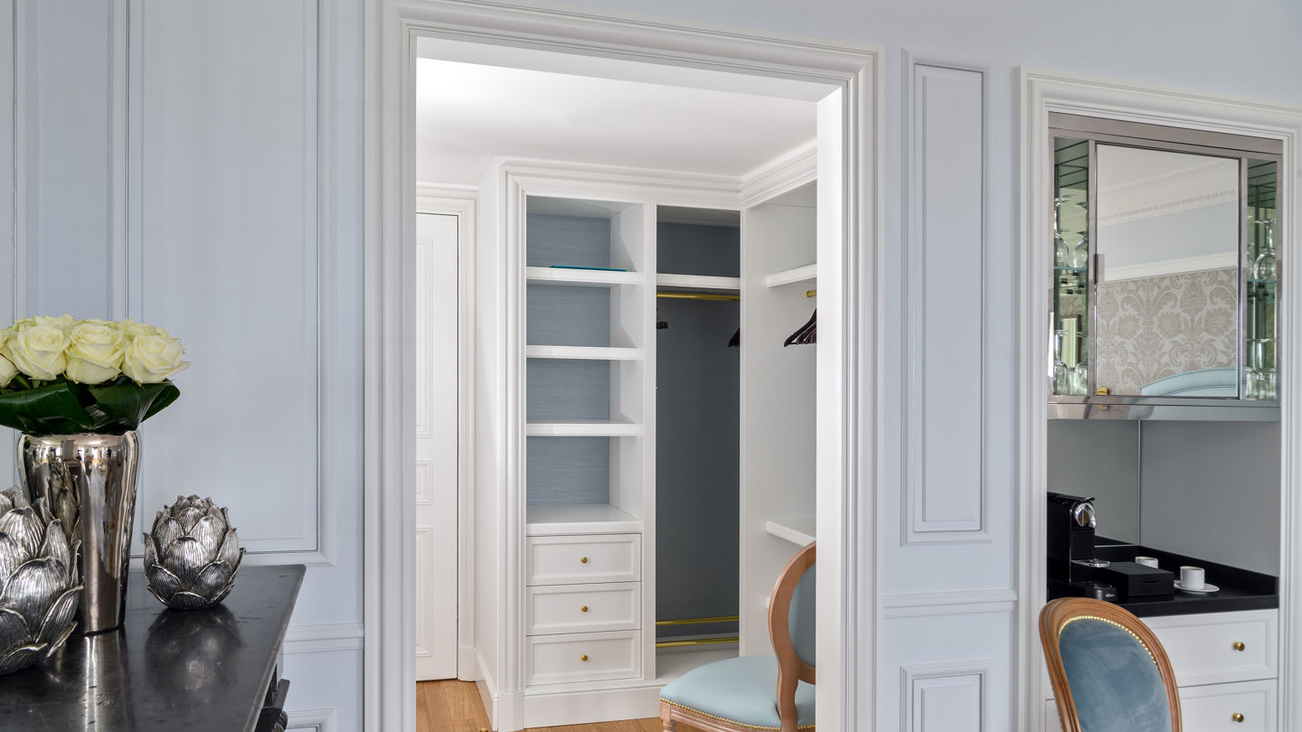 Dressing area in the Junior Suite Beau-Rivage Room at Beau-Rivage Palace in Lausanne
