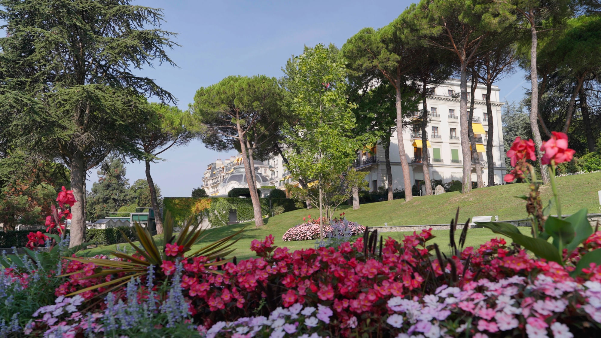 beau-rivage-palace-jardin-fleurs-soleil-01.jpg