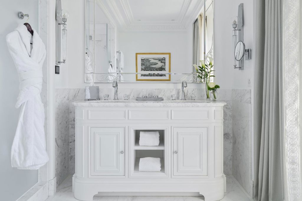 View of Lake Geneva from the Royal Suite at Beau-Rivage Palace in Lausanne, featuring a luxurious bathroom and refined interior; luxury hotel in Lausanne and 5-star palace hotel in Lausanne Ouchy for an exclusive stay and premium experience.