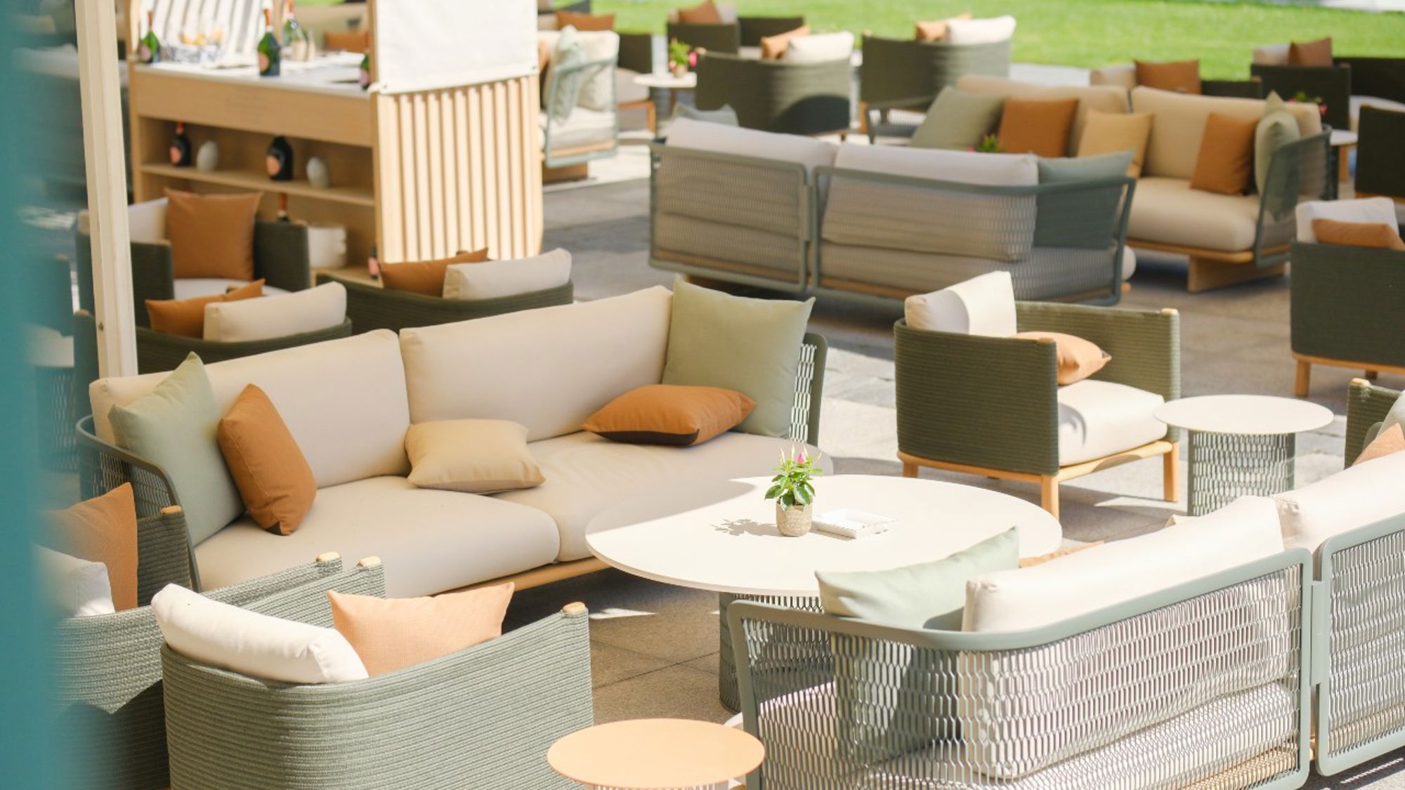 beau-rivage-palace-terrasse-lobby-vue-lac-02.jpg