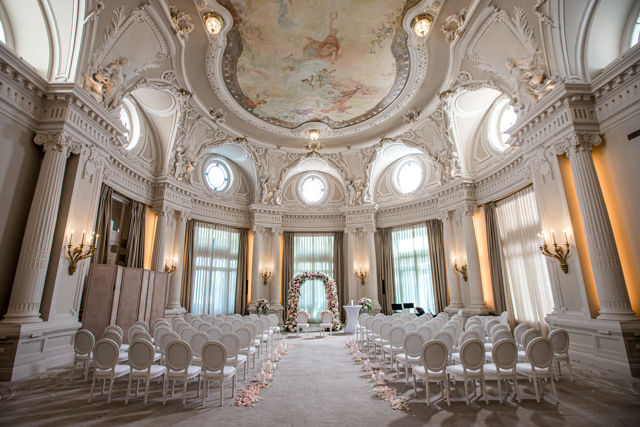 Vue intérieure de la salle de bal du Beau-Rivage Palace Lausanne aménagée pour un mariage, avec coupole, architecture Belle Époque et espace de réception prestigieux
