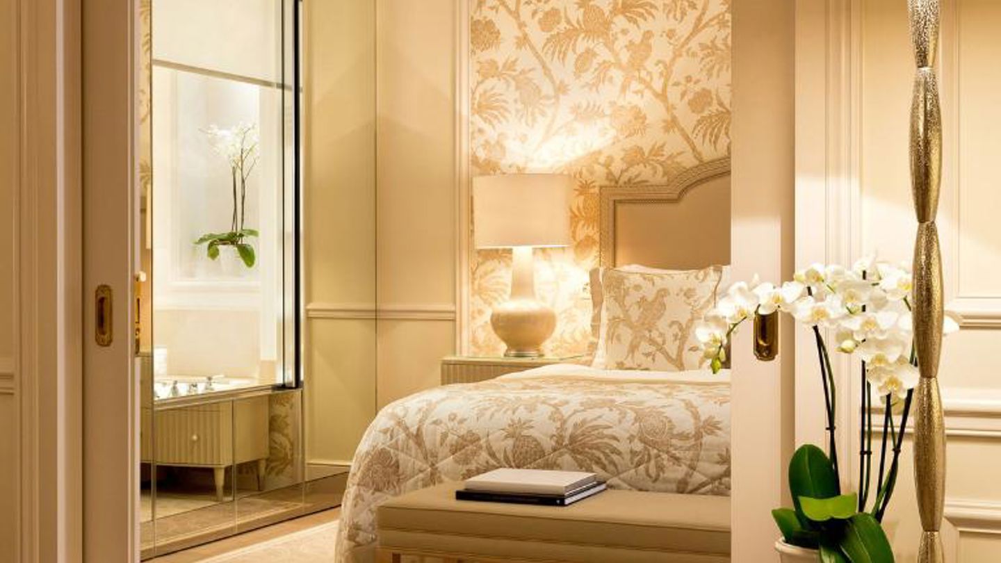 Bedroom in the Junior Suite Léman Room at Beau-Rivage Palace in Lausanne