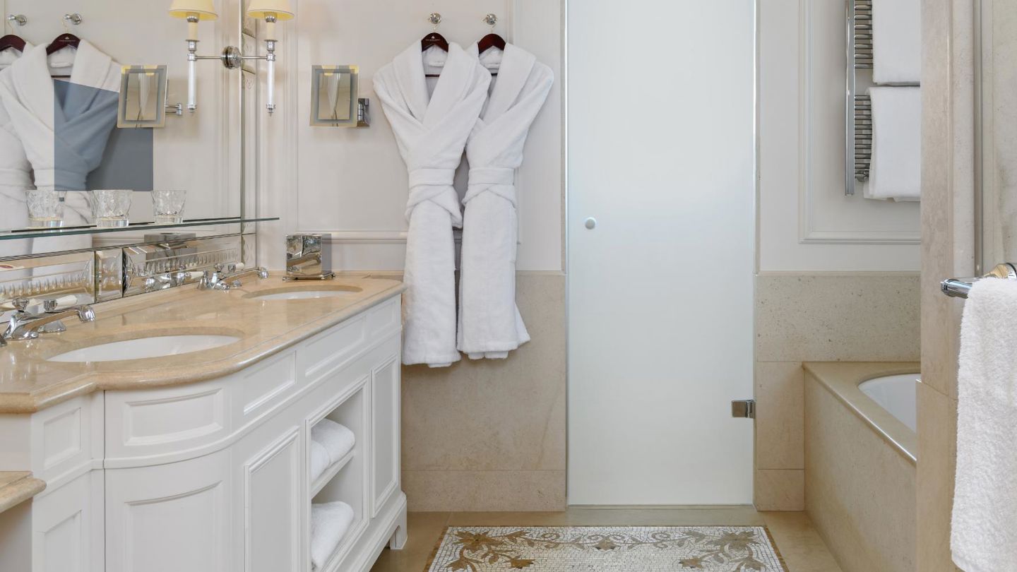 Bathroom of the Deluxe City and Garden View Room at Beau-Rivage Palace in Lausanne
