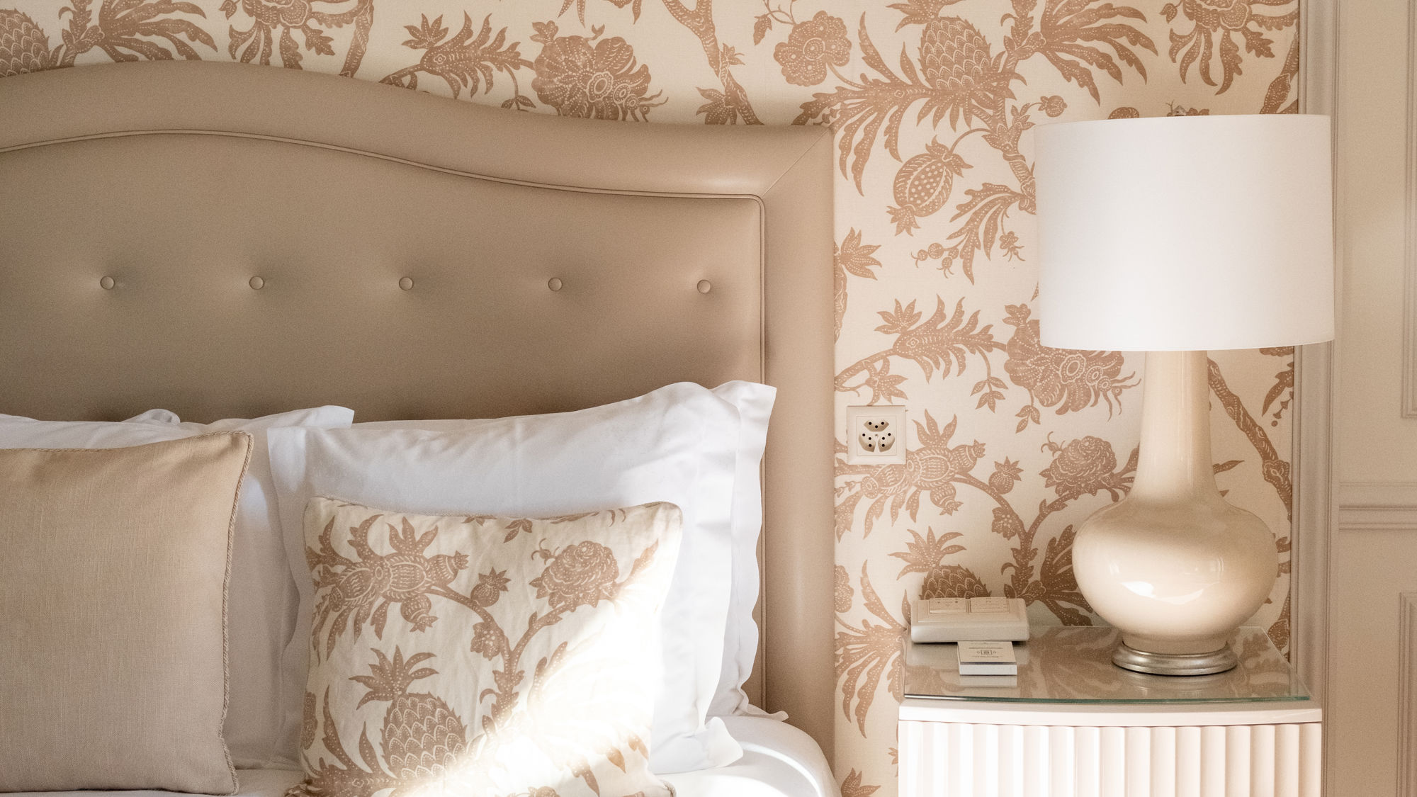 beau-rivage-palace-chambre-detail-lumiere-24.jpg