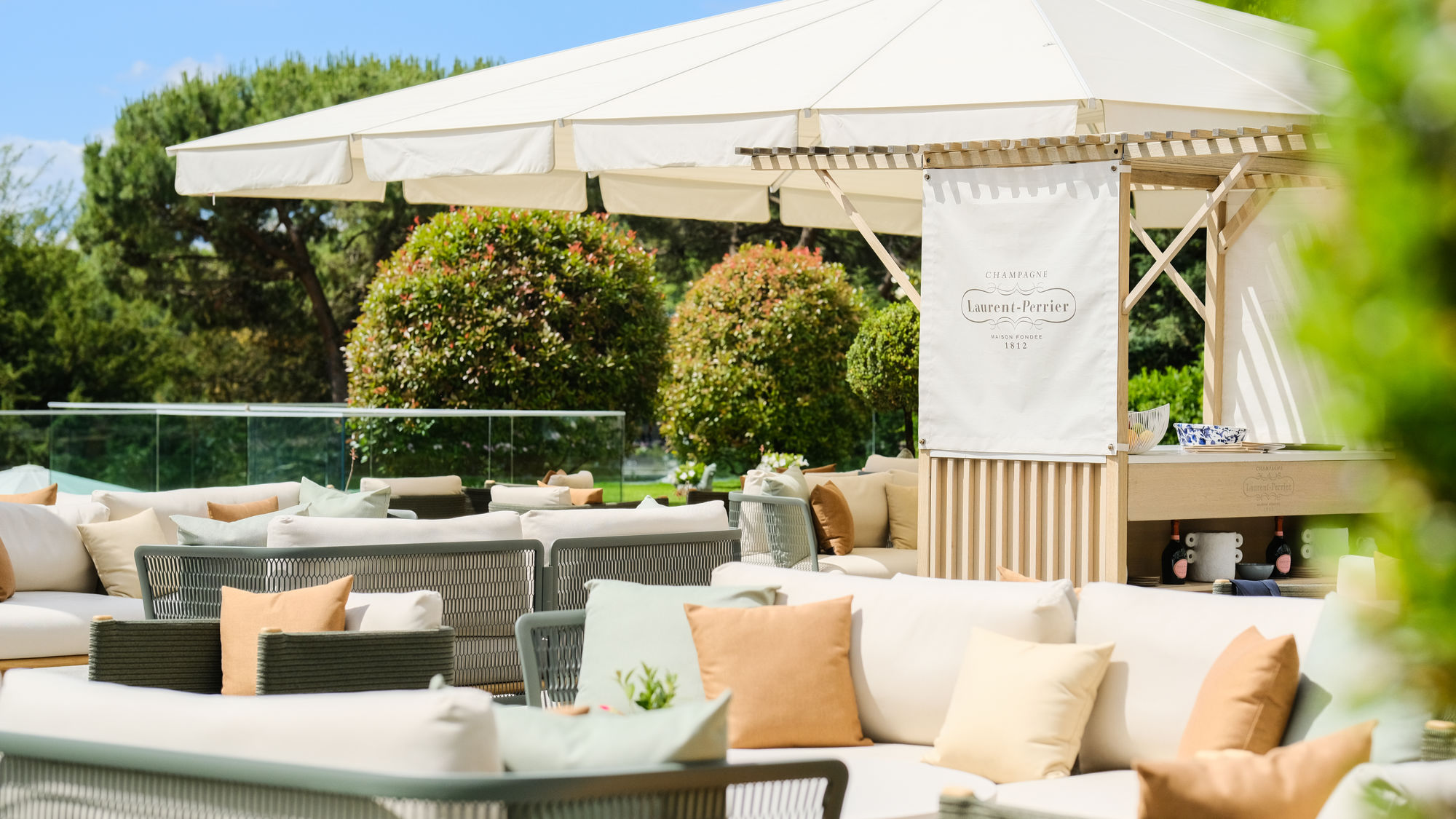 beau-rivage-palace-lobby-terrasse-lac-01.jpg