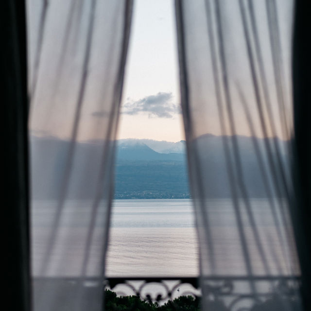 Vue sur le lac Léman depuis une chambre du Beau-Rivage Palace Lausanne avec rideaux élégants et atmosphère raffinée, hôtel de luxe à Lausanne et palace 5 étoiles à Lausanne Ouchy pour séjour premium et expérience exclusive